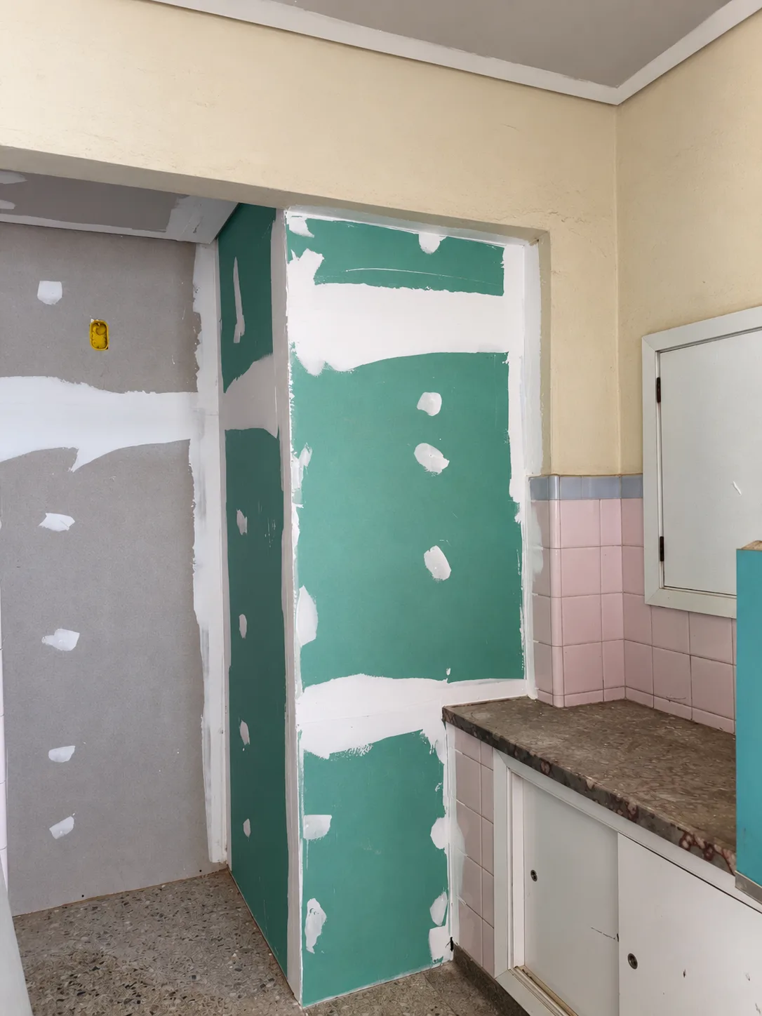 Divisórias em drywall com juntas aparentes durante a reforma da nova pousada